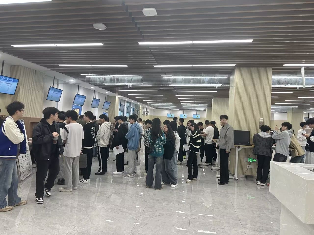11.5招聘会现场1.jpg